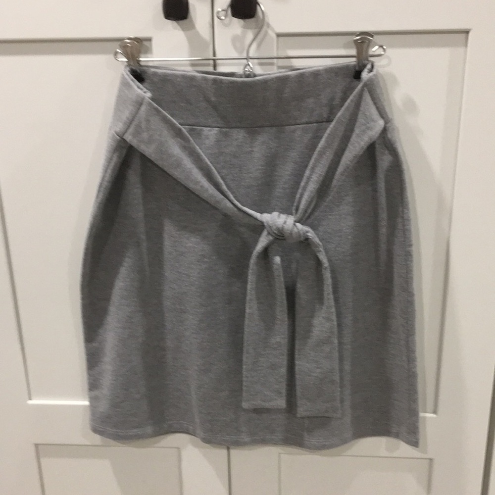 Loft grey knit skirt, falls mid knee, fitted Aline style, attached belt, sz med